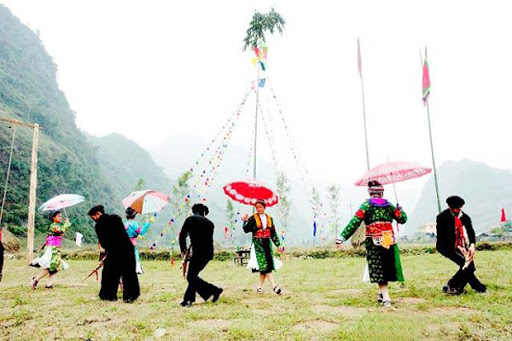Giao lưu hát đối giao duyên tại lễ hội hoa anh đào