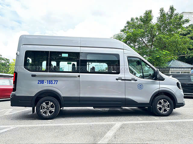 thuê xe 16 chỗ màu trắng bạc
