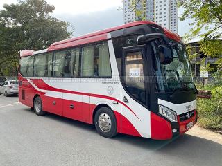 cho-thue-xe-35-cho-hyundai-thaco-mau-do