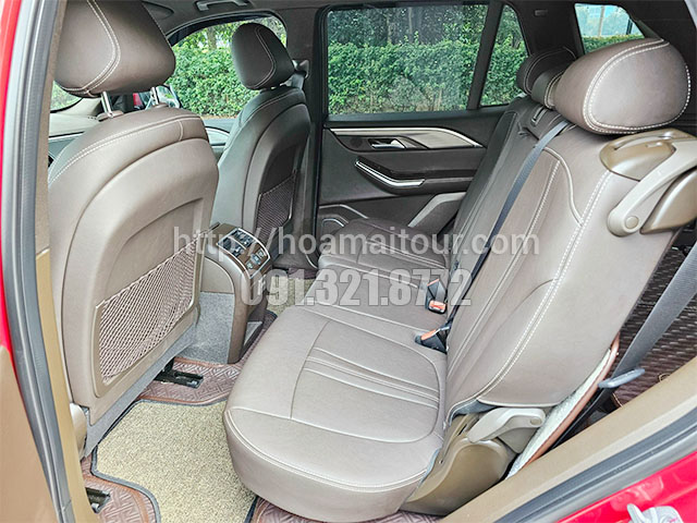 Cho thuê xe 7 chỗ VinFast Lux SA2.0 màu đỏ