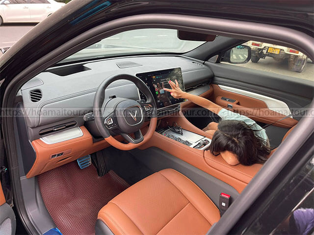 Cho thuê xe 7 chỗ VinFast VF9 màu đen